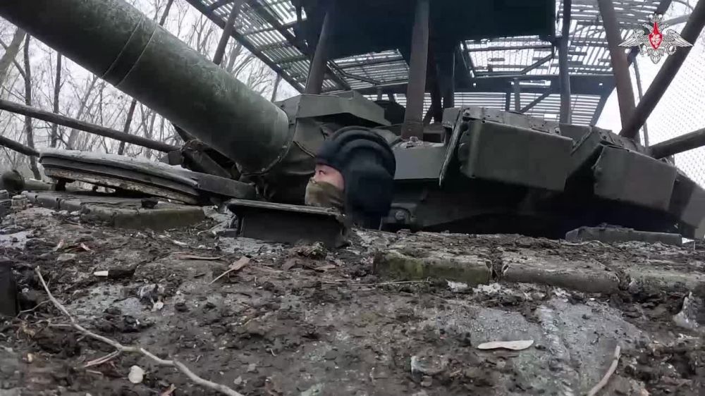 Танкисты громят укрепления противника