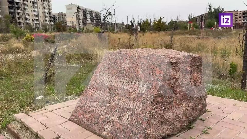 В первую годовщину освобождения Угледара в центре города у памятника "Шахтёрская слава" прошла литургия по погибшим местным жителям и военнослужащим ВС РФ, которые отдали свои жизни в боях за город