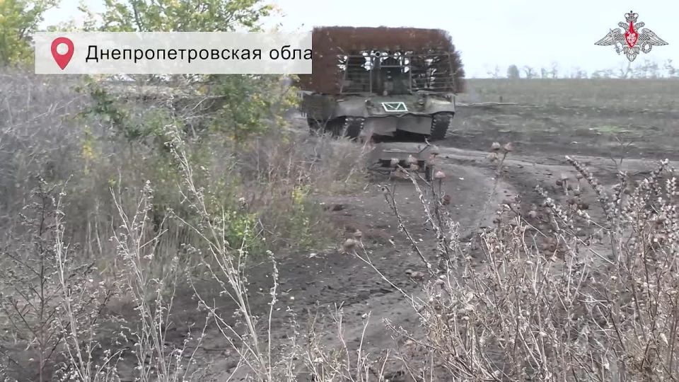 Минобороны России: 00:00 Экипажи танков Т-72Б3М Южного военного округа нанесли серию точных ударов по опорному пункту ВСУ, расположенному в лесополосе на Красноармейском направлении
