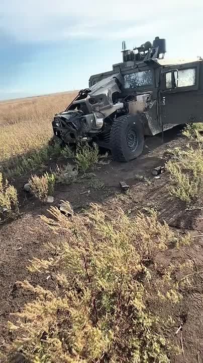 Чингис Дамбиев: Подбитый и брошенный украинский бронеавтомобиль Humvee американского производства и сбитый украинский тяжелый гексакоптер типа "Баба Яга" на Южно-Днепропетровском направлении