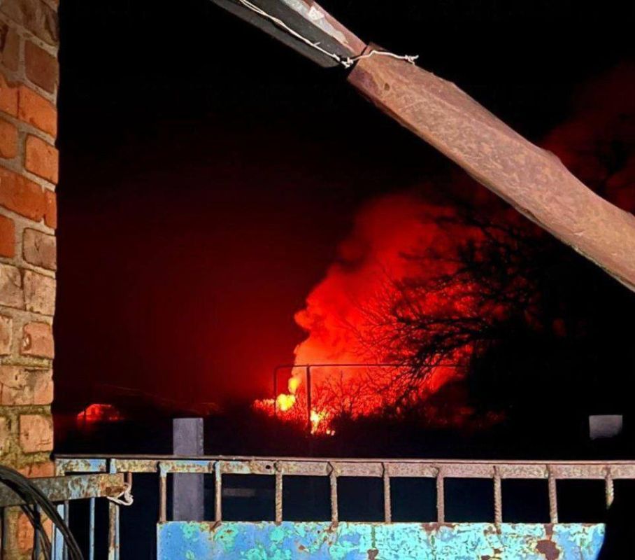 Мощный пожар в районе Днепропетровска после прилетов "Гераней"