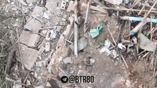 Привет. ВСУшник залез в норку, там и остался Днепропетровская область @btr80