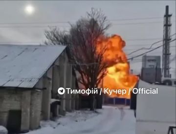 Из Днепропетровска сообщает, что дронами атакован американский завод Bunge, в результате атаки на дороги вылилось 300 тонн масла