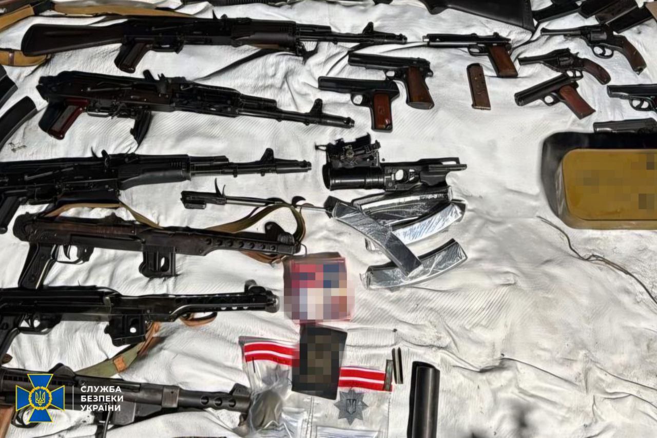 Преступники в Киевской и Днепропетровской областях пытались продать неизвестным крупную партию оружия, вывезенного с фронта