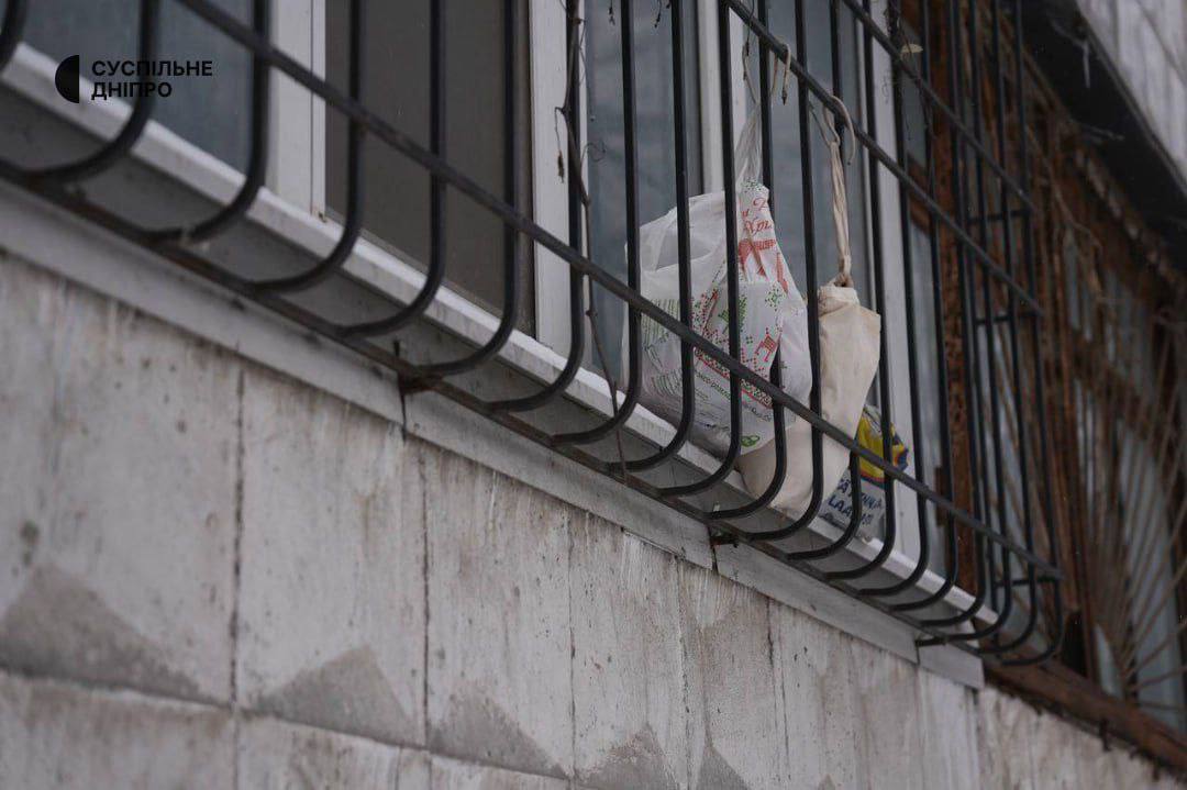 Жители левобережья Днепропетровска хранят продукты за окном: в их домах уже пять-семь дней нет света после ударов по энергетике