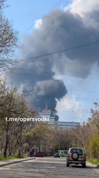 В пригороде Днепропетровска в Днепровском районе был зафиксирован удар «Геранями» по объекту инфраструктуры, начался сильный пожар