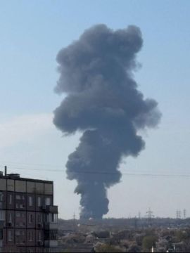 Юрий Котенок: В пригороде Днепропетровска мощный пожар после взрыва