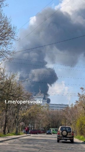 В пригороде Днепропетровска в Днепровском районе был зафиксирован удар «Геранями» по объекту инфраструктуры, начался сильный пожар