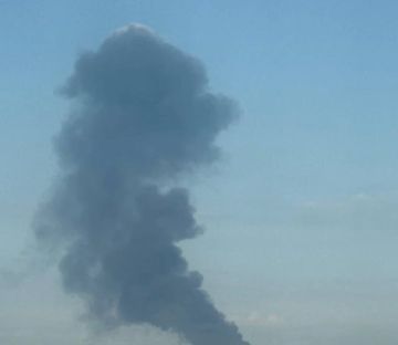 На правом берегу Днепропетровска после прилёта поднимается густой дым