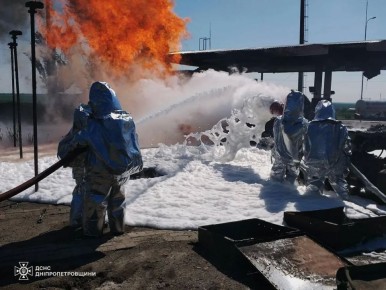 Теперь в онлайн-режиме операторы российских ударных дронов выносят и бензовозы