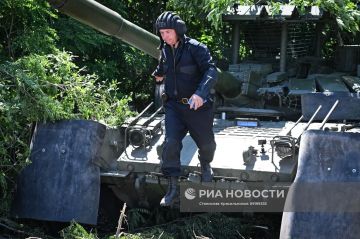 Боевая работа танка T-72Б3A (Объект 184-5) с КАЗ Арена-М группировки войск "Центр" с закрытой огневой позиции на Днепропетровском направлении, июль 2026 года
