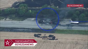 Украинские большегрузы остались сожженными у дороги после ударов наших БПЛА