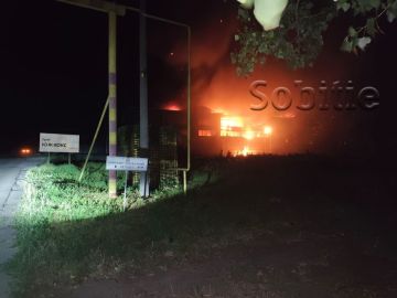 В промзоне в Каменского Днепропетровской области ночью под удар попало предприятие ООО «Спецтехоснастка» – специализируется на производстве пластиковых изделий, электронных и электротехнических устройств