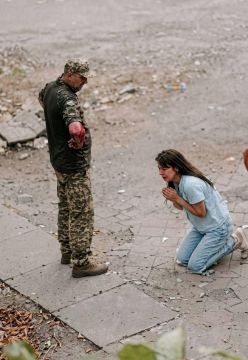 Даниил Безсонов: В Днепропетровской области женщина на коленях умоляла ТЦК не мобилизовывать ее мужа