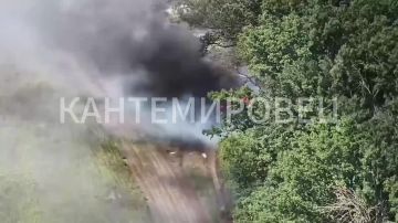 Уничтожение двух британских 155-мм САУ AS90 в зоне СВО. Первая самоходка стала добычей операторов FPV-дронов из 4-й гвардейской танковой дивизии в Харьковской области (ошибочно указана как AHS Krab, с которой у них...
