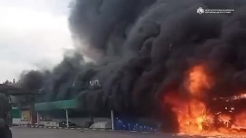 Крупный пожар после прилёта разгорелся в строительном магазине в Павлограде Днепропетровской области