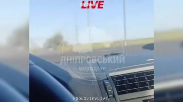 Российские войска взяли под плотный контроль трассу Петропавловка — Александрополь в Днепропетровской области Даже 50 километров от линии фронта не спасают: трасса усеяна уничтоженной техникой — наши «птички» перерезали ещё...