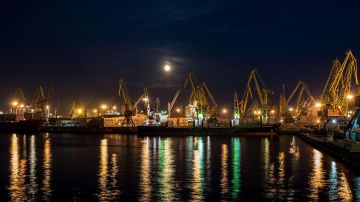 Два сухогруза поражены в порту Одессы