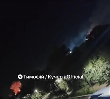 После удара по Днепропетровску в городе вспыхнул обширный пожар